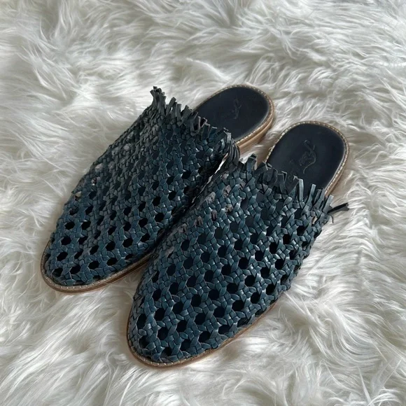 FREE PEOPLE 41 / 11 Mirage Woven Flats Leather Basket Weave Slip On Mules Navy - Picture 2 of 13